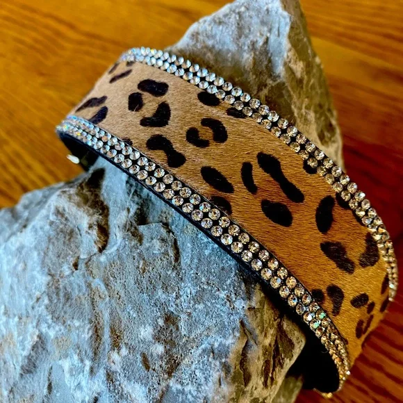 Stunning cuff with magnetic closure bracelet - Picture 1 of 5